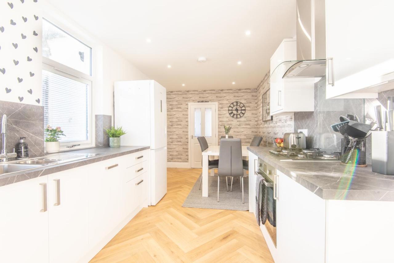 Bright, Fresh, Renovated 3 Bedroom Apartment In The Heart Of Montrose Angus Extérieur photo